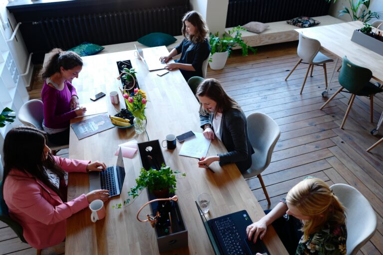 Stop met vrouwelijk talent af te schrikken: schrijf genderneutrale vacatureteksten